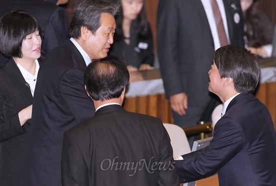 4·24 재보선에서 당선된 새누리당 김무성 의원과 무소속 안철수 의원이 26일 오전 국회 본회의장에서 만나 인사하고 있다.