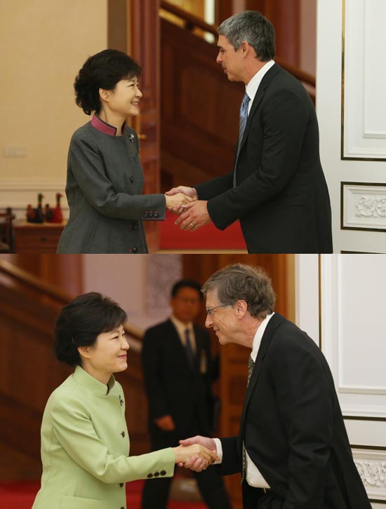 박근혜 대통령이 26일 청와대를 방문한 래리 페이지 구글 CEO와 악수하고 있다(위). 앞서 지난 22일엔 마이크로소프트 창업자인 빌 게이츠가 청와대를 방문하기도 했다. 당시 빌 게이츠는 한쪽 손을 주머니에 넣은 채 악수해 화제가 되기도 했다. 