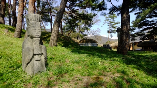 마을을 위해 여러 도움을 주는 숲은 묘지가 있는 선산이 되어 주기도 한다.  