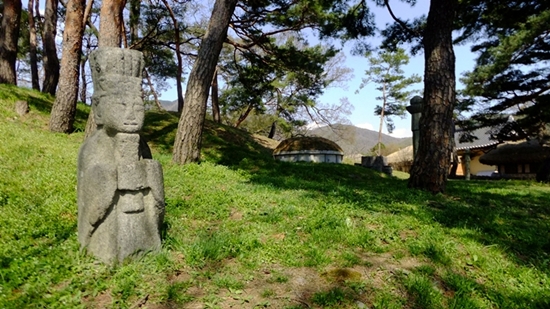  마을을 위해 여러 도움을 주는 숲은 묘지가 있는 선산이 되어 주기도 한다.  