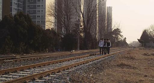  영화 <파수꾼>의 한 장면. 세 친구는 단짝이었다. 그들은 철로가 끝날 때까지 같은 걸어갈 수 있을까. 
