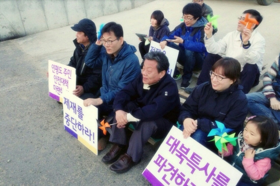 연평도 평화기원 시와 노래의 밤에 참가한 김승교 최고위원(왼쪽 두번째)과 참가자들