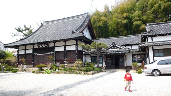 우리나라에 유일하게 남아있는 일본식 절집이다. 대웅전과 요사채가 함께 있다. 