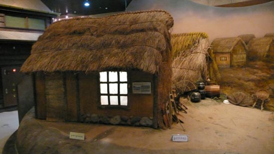 그 당시 군산 사람들은 땅을 파고 가마니로 지붕을  만들어서 살았다고 한다. 마치 청동기 시대 반지하 형태와 비슷하다고 한다. 저 토막집에 살던 사람들은 미선공이나 식모를 하며 하루 벌어 하루 살았다.