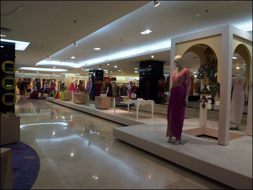 자카르타 내, 한 백화점 모습. 이국적인 문화에 기인한 여성복의 모습이 신선하다.
