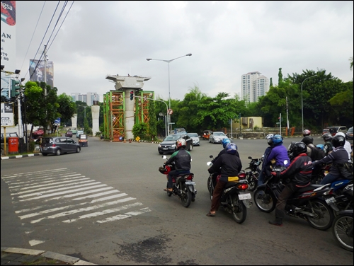 인도네시아를 떠올릴 대표적인 이미지는 다름아닌, 오토바이! 교통체증엔 오토바이 또한 피해갈 수 없다. 물론, 매연의 주범이기도 하다.