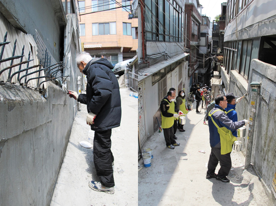 지난 13일 서울 염리동 '내 집 앞 칠하기' 작업에 주민들이 참여하고 있다.