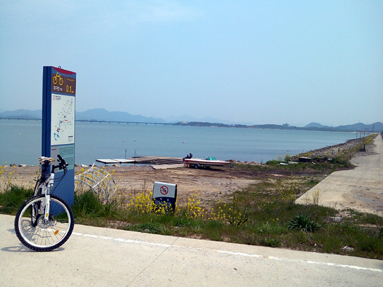 영산강 자전거 종주길의 기점을 알리는 표지판
