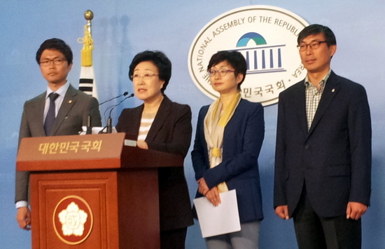 29일 오전 기자회견에 참석한 한명숙 민주통합당 의원(왼쪽 두 번째)과 김정훈 전교조 위원장(왼쪽 네 번째). 