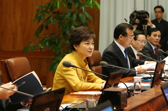 박근혜 대통령이 29일 청와대에서 열린 수석비서관회의에서 모두발언을 하고 있다.