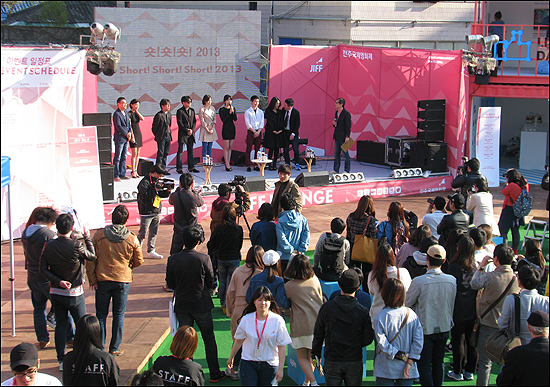  14회 전주국제영화제 야외무대 행사 모습. <숏숏숏 2013>에 참여한 감독과 배우들이 관객들과 만나고 있다