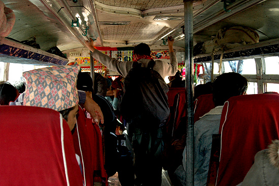 베시사하르에서 불부레 가는 로컬 버스 실내 모습