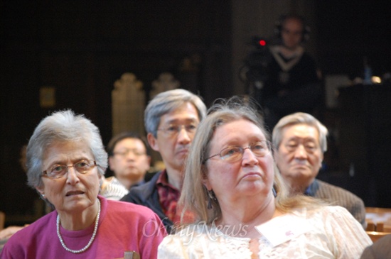 법륜 스님의 즉문즉설에 깊은 공감을 표하며 듣고 있는 브라질의 신학자이자 여성운동가인 수녀 이본느 게바라(좌)와 참여 불교의 미국 대표인 리타 그로스 교수(우)