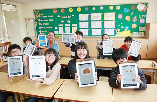 춘천 서상초는 강원도교육청의 '작은학교 희망만들기' 사업과 연계한 '미래학교 스마트스쿨'을 진행한다.