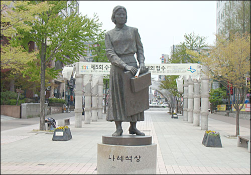 수원 인계동 효원공원 서쪽에 조성된 '나혜석 거리' 중앙에는 그림도구를 든 나혜석 동상이 세워져 있다. 
