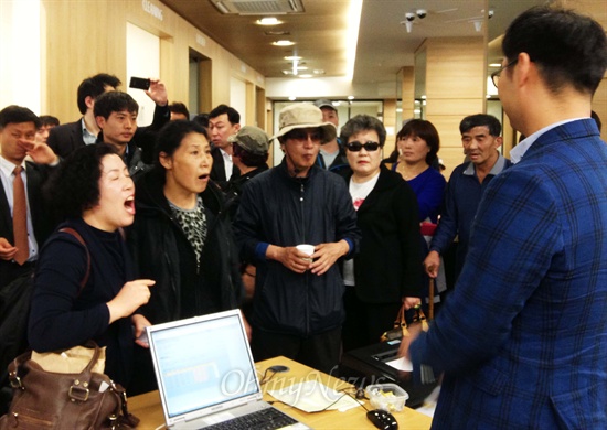 4월 30일 추가분담금 문제로 아파트 열쇠를 받지 못한 서울 동대문구 전농 제7구역 주택재개발정비사업조합 조합원들이 시공사인 삼성물산 직원에게 항의하고 있다.