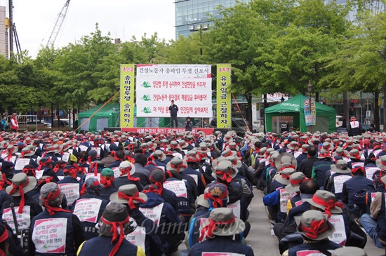 전국건설노조 대구경북지부는 1일 오전 국채보상기념공원에서 집회를 열고 2일부터 파업에 돌입하기로 결의했다.