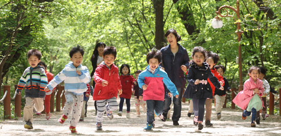 5월 1일 오전 경남 함양군 상림공원 숲길에서 함양어린이집 어린이들이 달리기를 하며 즐거운 시간을 보내고 있다.