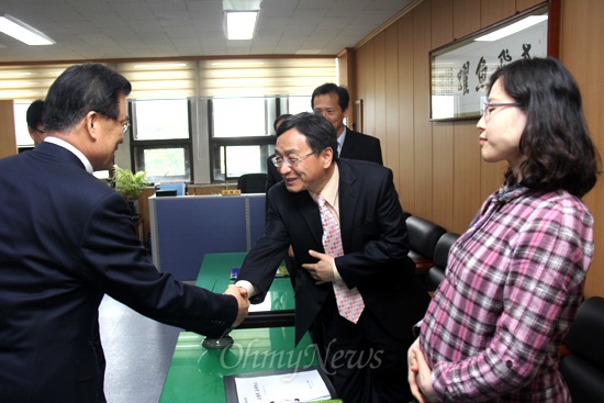  고영진 경남도교육감은 1일 오후 집무실에서 진보정당 후원과 관련해 징계를 받았다가 법원에서 '징계무효' 판결을 받았던 교사들을 만나 이야기를 나누었다. 사진 오른쪽은 임신 9개월째인 황인영 교사.