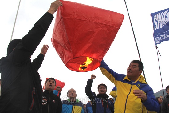 민주노총 경남본부는 1일 오후 창원 용지공원에서 세계노동절 기념 집회를 가졌다. 사진은 참가자들이 바람을 담아 풍등을 날리고 있는 모습.