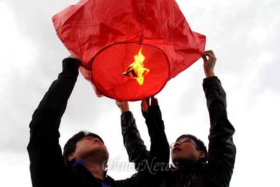 민주노총 경남본부는 1일 오후 창원 용지공원에서 세계노동절 기념 집회를 가졌다. 사진은 참가자들이 바람을 담아 풍등을 날리는 모습.