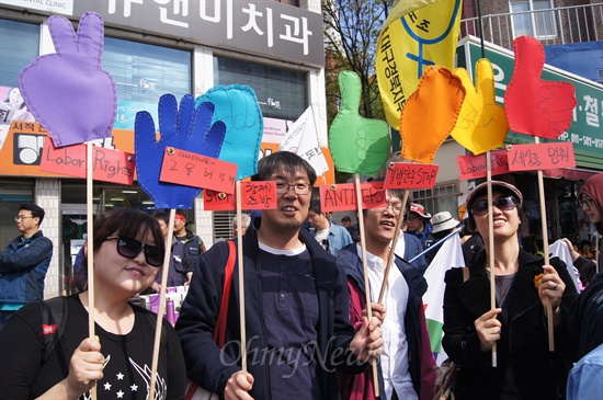 대구시 중구 반월당에서 열린 노동절 집회에 참가한 일부 참가자가 이주노동자들의 불법단속 반대와 고용허가제 폐지 피켓을 들고 있다.