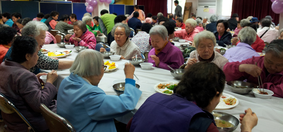 팔순 구순 생일잔치를 마치고 식사를 하고 있는 노인들이다.