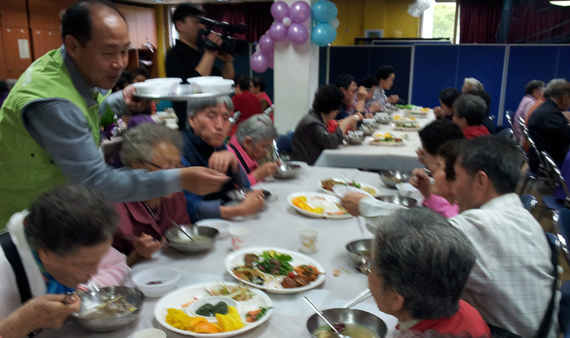 정연수 국민노총위원장이 할머니들에게 줄 식사를 나르고 봉사활동을 하고 있다.