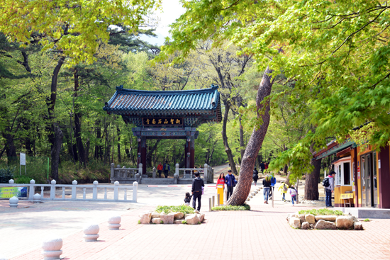 일주문 석남사 일주문. 일주문은 사찰에 들어서는 산문 가운데 첫 번째 문으로, 기둥이 한 줄로 돼 있는데서 유래한 말이다. 이 문이 선 자리는 속세에서 부처님이 계신 신성한 곳으로 들어가는 경계로 해석된다. 
