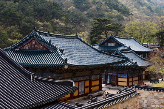 부드러운 곡선의 아름다움을 잘 표현한 한국의 미. 석남사 대웅전을 비롯한 전각의 모습이다. 참으로 아름답기 그지없다.