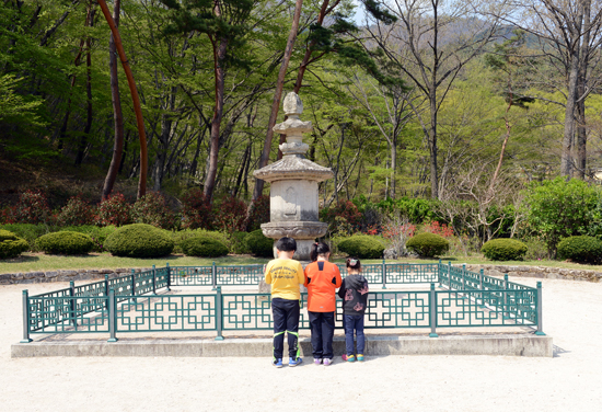 기도 세 아이는 탑돌이를 마치고 탑 앞에 서서 두 손 모아 합장기도하고 있다. 무슨 소원을 빌고 있을까?