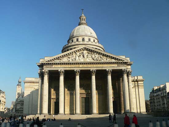 파리 팡테옹, 기본적으로 건축 양식은 로마 팡테온과 같다. 주랑현관과 그 뒤의 돔으로 이루어진 로툰다 형식을 이곳에서도 그대로 볼 수 있다.