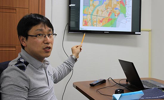 전국 지자체 최초로 공공데이터 분석해 지리정보시스템(GIS)을 활용해 정책지도를 만들고 있는 최용선 광주 광산구 정책팀장.
