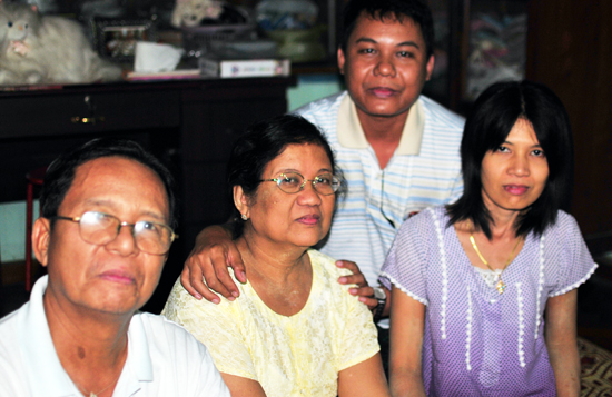 버마 기후변화 현지조사 활동을 안내한 마웅 마웅 소(오른쪽 두 번째)와 부모님, 그리고 누나.