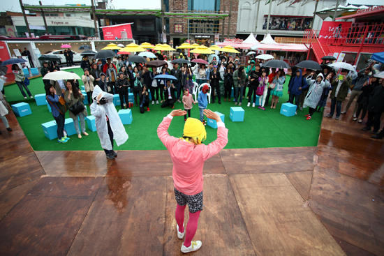  14회 전주국제영화제 야외 무대 행사. 비가 내리는 가운데 진행되고 있다.