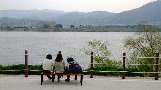 '물소리길'에 어울리는 남한강 강변길. 
