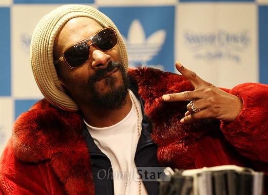  힙합 가수 스눕독(Snoop Dogg)이 4일 오후 서울 역삼동의 한 호텔에서 가진 기자회견에서 포즈를 취하고 있다. 스눕독(Snoop Dogg)은 독특한 랩 스타일과 목소리로 1992년 첫 싱글 앨범 '더 크로닉(The Chroric)'을 통해 대중에 알려진 뒤 데뷔 앨범 '도기 스타일(Doggy Style)'로 빌보드차트 정상에 오르는 등 20년 간 미국에서만 총 1억7천 만장의 음반판매 기록을 세운 서부 힙합계의 대표 뮤지션이다.