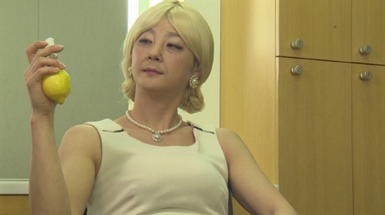  지난 4일 tvN 'SNL 코리아'의 호스트로 나선 신화가 파격적인 변신을 시도했다. 신화의 멤버 신혜성이 요염한 포즈를 취하고 있다.