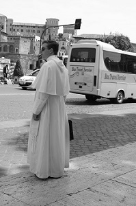 가톨릭의 본거지 답게 거리에서 신부님이나 수녀님 혹은 수도사들을 쉽게 볼 수 있다.