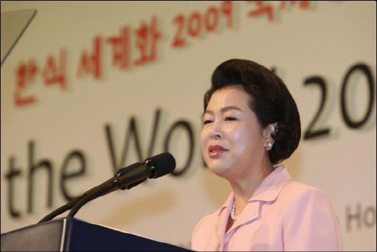 이명박 전 대통령 부인 김윤옥씨가 2009년 4월7일 서울 소공동 롯데호텔에서 열린 ‘한식 세계화 2009 국제 심포지엄’에서 환영사를 하고 있다. 