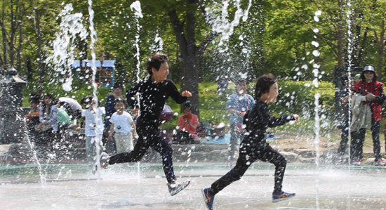 어린이 날인 5일 오전 경남 함양군 함양읍 상림공원을 찾은 한 어린이가 음악분수대 물줄기를 만지며 즐거운 한때를 보내고 있다.
