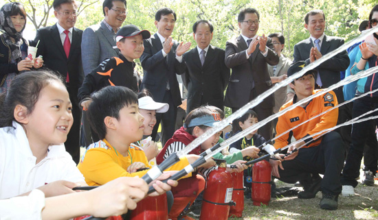 어린이 날인 5일 경남 함양군 함양읍 상림공원 다볕당에서 열린 제51회 어린이날 체험행사에 참여한 어린이들이 소화기 체험을 해 보고 있다.

