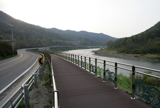 섬진강변에 새로 놓인 자전거길. 강변을 따라 국도와 철길과 나란히 이어진다.