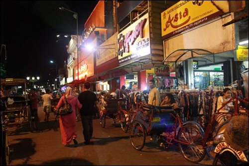 여행자들의 거리 말리오보로는 밤에도 활기가 넘친다.