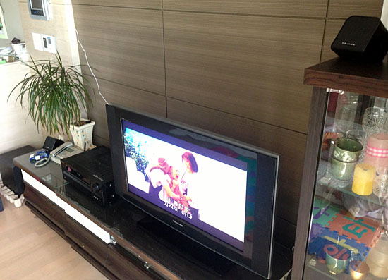 아파트 거실에 설치한 5.1채널 홈시어터 시스템. TV와 DVD 플레이어 외에 앰프 역할을 하는 AV리시버와 스피커 6개로 구성된다.  