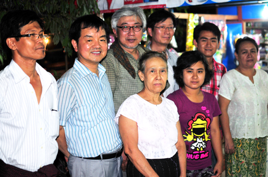 한국에 망명한 아웅 쉐 한국NLD 초대 의장 가족. 13년째 헤어진 가족을 만나지 못하고 있습니다. 부인(맨 오른쪽)과 아들(오른쪽에서 두번째), 딸(앞줄 오른쪽에서 두번째)과 장모(앞줄 가운데).