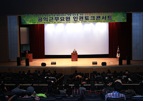  이상용 한국보건복지인력개발원장은 "최일선에서 일하는 보건복지분야 사회복무요원들이 사회서비스 발전을 뒷받치하는 역할을 잘 해 주실 바란다"고 당부했다.