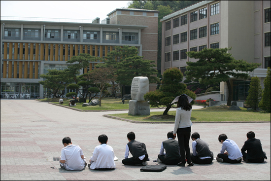 중학생들이 저 5월이를 담고 있어요.