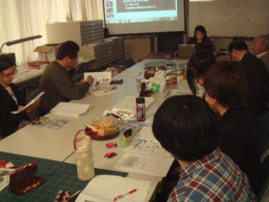  　　류코쿠대학 국제문화학부 민속연구회에서 츠지가와 선생님께서 발표를 하고 있습니다. 