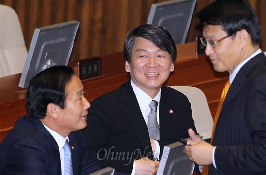무소속 안철수 의원이 7일 본회의에서 환한 표정으로 동료의원들과 얘기를 나누고 있다.